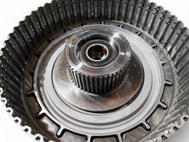 Balikpapan-Doğu Kalimantan Ekim 23. 2024 Clutch C2 montaj süreci debriyaj Allison iletimi beyaz arka planda izole edildi