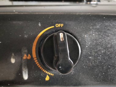 Basit siyah gaz sobası düğmesini kapat, çalıştırmaya hazır ol.