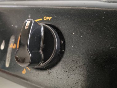 Basit siyah gaz sobası düğmesini kapat, çalıştırmaya hazır ol.