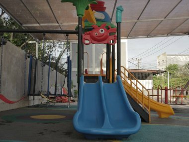 Balikpapan doğusundaki Kalimantan Ekim 02: 2024 Çeşitli oyun yapıları ve kauçuk döşemeleri olan çocuk oyun parkı.