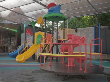 Balikpapan doğusundaki Kalimantan Ekim 02: 2024 Çeşitli oyun yapıları ve kauçuk döşemeleri olan çocuk oyun parkı.