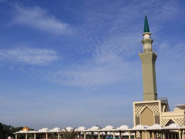 Balikpapan doğusundaki Kalimantan Kasım 02: 2024 Madinatul İman Camii veya Balikpapan İslam Merkezi Camii Ortadoğu tarzı kubbesi ve Balikpapan doğusundaki Kalimantan Kulesi mimarisi