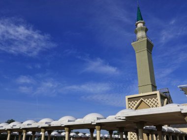 Balikpapan doğusundaki Kalimantan Kasım 02: 2024 Madinatul İman Camii veya Balikpapan İslam Merkezi Camii Ortadoğu tarzı kubbesi ve Balikpapan doğusundaki Kalimantan Kulesi mimarisi