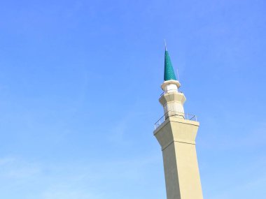 Balikpapan doğusundaki Kalimantan Kasım 02: 2024 Madinatul İman Camii veya Balikpapan İslam Merkezi Camii Ortadoğu tarzı kubbesi ve Balikpapan doğusundaki Kalimantan Kulesi mimarisi