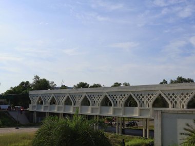 Balikpapan doğusundaki Kalimantan Kasım 22: 2024 Balikpapan İslam Merkezi Camii giriş salonu kıvrımlı çatı ve krem rengi ile boş duvarlardan yapılmıştır.