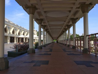 Balikpapan doğusundaki Kalimantan Kasım 22: 2024 Balikpapan İslam Merkezi Camii giriş salonu kıvrımlı çatı ve krem rengi ile boş duvarlardan yapılmıştır.