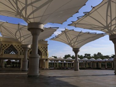 Balikpapan doğusundaki Kalimantan Kasım 02: 2024 Madinatul İman Camii veya Balikpapan İslam Merkezi Camii Ortadoğu tarzı kubbesi ve Balikpapan doğusundaki Kalimantan Kulesi mimarisi