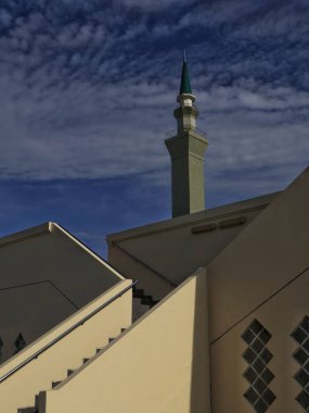 Balikpapan doğusundaki Kalimantan Kasım 02: 2024 Madinatul İman Camii veya Balikpapan İslam Merkezi Camii Ortadoğu tarzı kubbesi ve Balikpapan doğusundaki Kalimantan Kulesi mimarisi