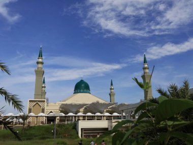 Balikpapan doğusundaki Kalimantan Kasım 02: 2024 Madinatul İman Camii veya Balikpapan İslam Merkezi Camii Ortadoğu tarzı kubbesi ve Balikpapan doğusundaki Kalimantan Kulesi mimarisi