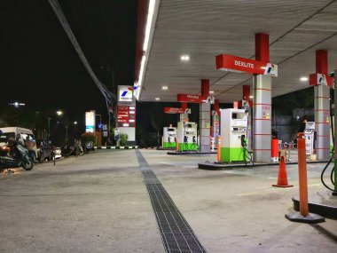 Balikpapan-Doğu Kalimantan Kasım 02.2024 Gece Boş Benzin İstasyonu, SPBU pertamina sepinggan-balikpapan
