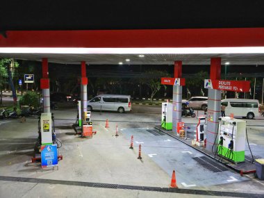 Balikpapan-Doğu Kalimantan Kasım 02.2024 Gece Boş Benzin İstasyonu, SPBU pertamina sepinggan-balikpapan