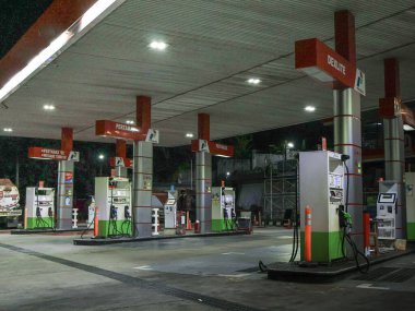 Balikpapan-Doğu Kalimantan Kasım 02.2024 Gece Boş Benzin İstasyonu, SPBU pertamina sepinggan-balikpapan