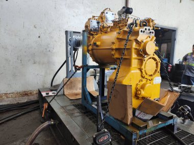 Balikpapan doğusundaki Kalimantan Kasım 05.2024 Bir test bankı veya dyno testinde 8250 iletim komatsu derecesi testi, dijital basınç rehberinde basınç değerini gösterir