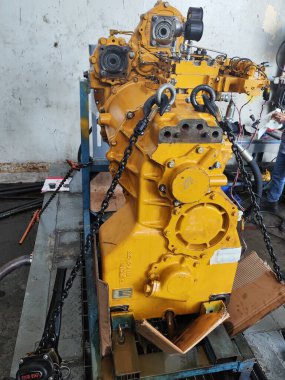 Balikpapan doğusundaki Kalimantan Kasım 05.2024 Bir test bankı veya dyno testinde 8250 iletim komatsu derecesi testi, dijital basınç rehberinde basınç değerini gösterir