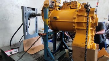 Balikpapan doğusundaki Kalimantan Kasım 05.2024 Bir test bankı veya dyno testinde 8250 iletim komatsu derecesi testi, dijital basınç rehberinde basınç değerini gösterir