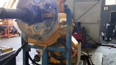 Balikpapan doğusundaki Kalimantan Kasım 05.2024 Bir test bankı veya dyno testinde 8250 iletim komatsu derecesi testi, dijital basınç rehberinde basınç değerini gösterir