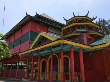 Balikpapan doğusundaki Kalimantan Kasım 03.2024 Balikpapan 'daki Cheng Ho Camii Çin Müslüman nüanslarının bulunduğu bir cami ve minaredir.