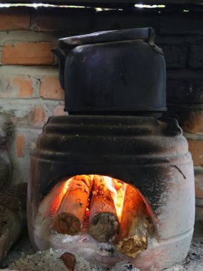 Geleneksel bir Java sobası olan Hawu ya da Tungku, alternatif enerji olarak ahşap yakıtı, su ısıtıcısında kaynar su olarak adlandırılır.