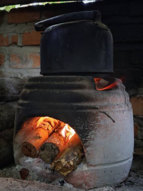 Geleneksel bir Java sobası olan Hawu ya da Tungku, alternatif enerji olarak ahşap yakıtı, su ısıtıcısında kaynar su olarak adlandırılır.