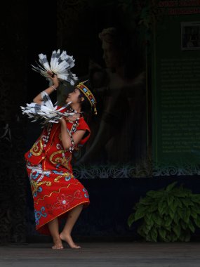 Balikpapan-Doğu Kalimantan 2024 Kasım 03, Bir Borneo Fena kabilesi dansçısının portresi, Geleneksel Dayak dansı Halk Sanatları Festivali 'nde tipik Doğu Kalimantan