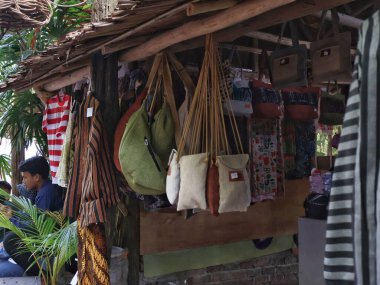 Balikpapan doğusundaki Kalimantan Kasım 03.2024 Geleneksel el çantaları Bali 'deki bir hediyelik eşya dükkanında satılıyor.
