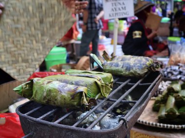 Balikpapan doğusundaki Kalimantan Kasım 03.2024 lemper veya gogo pişirme işlemi ızgarada yapılır, Lemper geleneksel bir yemektir ve genellikle tavukla doludur..