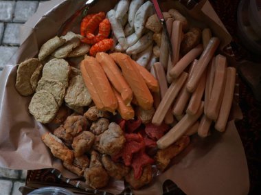 Balık köftesi, kızarmış tavuk, kızarmış patates, sosis ve köfte gibi pazar pazarında satılan köfteler, sokak yemekleri.