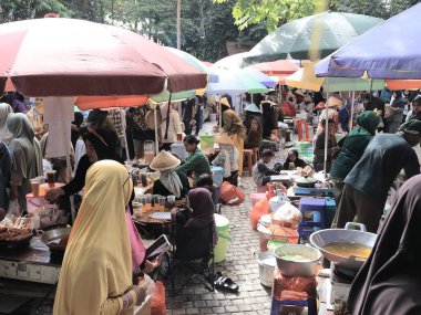 Balikpapan doğusundaki Kalimantan Kasım 03.2024 Geleneksel pazarlar, sebze pazarları ve geleneksel ev ihtiyaçları hafta sonları ziyaretçilerle dolup taşıyor, pringgondani