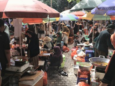 Balikpapan-east Kalimantan November 03,2024 Traditional markets, vegetable markets and traditional household needs that are soaring crowded with visitors on the weekend,pringgondani clipart