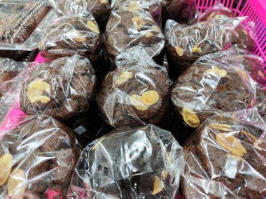 Balikpapan-doğu Kalimantan Kasım 07.2024 Yova Mart 'ta raflarda düzenli olarak satılan çeşitli ekmek ürünleri