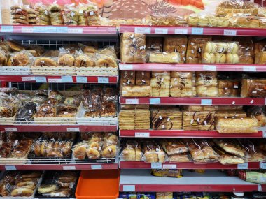 Balikpapan-doğu Kalimantan Kasım 07.2024 Yova Mart 'ta raflarda düzenli olarak satılan çeşitli ekmek ürünleri