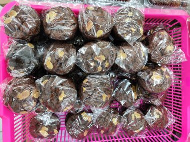 Balikpapan-doğu Kalimantan Kasım 07.2024 Yova Mart 'ta raflarda düzenli olarak satılan çeşitli ekmek ürünleri