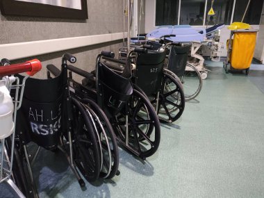 Balikpapan-Doğu Kalimantan Kasım 07.2024 Koridor Hastanesi 'ne park edilmiş siyah tekerlekli sandalyeler