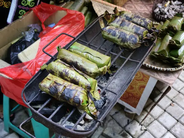 Balikpapan doğusundaki Kalimantan Kasım 03.2024 lemper veya gogo pişirme işlemi ızgarada yapılır, Lemper geleneksel bir yemektir ve genellikle tavukla doludur..