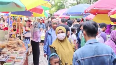 Balikpapan doğusundaki Kalimantan Kasım 03.2024 Pringgonddani Geleneksel pazarları veya pasar tumpah, sebze pazarları ve hafta sonları ziyaretçi sayısında artış gösteren geleneksel ev ihtiyaçları, geleneksel pazarların kalabalık olması