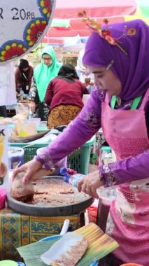 Balikpapan doğusundaki Kalimantan Kasım 03.2024 Pringgonddani Geleneksel pazarları veya pasar tumpah, sebze pazarları ve hafta sonları ziyaretçi sayısında artış gösteren geleneksel ev ihtiyaçları, geleneksel pazarların kalabalık olması