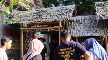 Balikpapan doğusundaki Kalimantan Kasım 03.2024 Pringgonddani Geleneksel pazarları veya pasar tumpah, sebze pazarları ve hafta sonları ziyaretçi sayısında artış gösteren geleneksel ev ihtiyaçları, geleneksel pazarların kalabalık olması