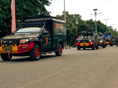 Balikpapan-Doğu Kalimantan 09 Kasım 2024 Endonezya Ulusal Silahlı Kuvvetleri Günü, Merdeka Parkı 'nda çeşitli Savaş Aracı Üniformaları Türleriyle Yürüyen Askerler Yürüyüşü