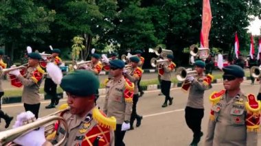 Balikpapan-Doğu Kalimantan 09 Kasım 2024 Endonezya Ulusal Silahlı Kuvvetleri Günü, Merdeka Parkı 'nda çeşitli Savaş Aracı Üniformaları Türleriyle Yürüyen Askerler Yürüyüşü