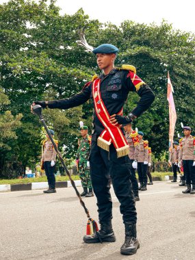 Balikpapan-Doğu Kalimantan 09 Kasım 2024 Endonezya Ulusal Silahlı Kuvvetleri Günü, Merdeka Parkı 'nda çeşitli Savaş Aracı Üniformaları Türleriyle Yürüyen Askerler Yürüyüşü