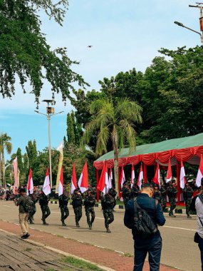 Balikpapan-Doğu Kalimantan 09 Kasım 2024 Endonezya Ulusal Silahlı Kuvvetleri Günü, Merdeka Parkı 'nda çeşitli Savaş Aracı Üniformaları Türleriyle Yürüyen Askerler Yürüyüşü