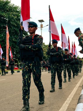 Balikpapan-Doğu Kalimantan 09 Kasım 2024 Endonezya Ulusal Silahlı Kuvvetleri Günü, Merdeka Parkı 'nda çeşitli Savaş Aracı Üniformaları Türleriyle Yürüyen Askerler Yürüyüşü