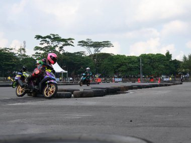 Balikpapan-Doğu Kalimantan Kasım 09.2024 Motosikletçiler Balikpapan Spor ve Kongre Merkezi, Endonezya yol yarışı, Grace yarışı pistinde hızlı virajlara eğiliyor