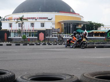 Balikpapan-Doğu Kalimantan Kasım 09.2024 Motosikletçiler Balikpapan Spor ve Kongre Merkezi, Endonezya yol yarışı, Grace yarışı pistinde hızlı virajlara eğiliyor