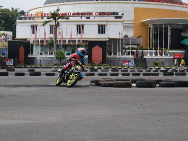 Balikpapan-Doğu Kalimantan Kasım 09.2024 Motosikletçiler Balikpapan Spor ve Kongre Merkezi, Endonezya yol yarışı, Grace yarışı pistinde hızlı virajlara eğiliyor