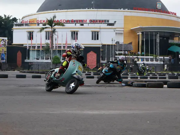 Balikpapan-Doğu Kalimantan Kasım 09.2024 Motosikletçiler Balikpapan Spor ve Kongre Merkezi, Endonezya yol yarışı, Grace yarışı pistinde hızlı virajlara eğiliyor