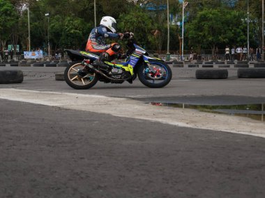 Balikpapan-Doğu Kalimantan Kasım 09.2024 Motosikletçiler Balikpapan Spor ve Kongre Merkezi, Endonezya yol yarışı, Grace yarışı pistinde hızlı virajlara eğiliyor
