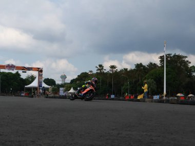 Balikpapan-Doğu Kalimantan Kasım 09.2024 Motosikletçiler Balikpapan Spor ve Kongre Merkezi, Endonezya yol yarışı, Grace yarışı pistinde hızlı virajlara eğiliyor