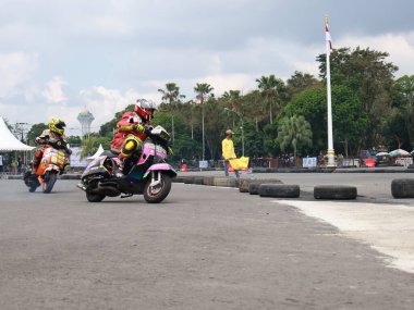 Balikpapan-Doğu Kalimantan Kasım 09.2024 Motosikletçiler Balikpapan Spor ve Kongre Merkezi, Endonezya yol yarışı, Grace yarışı pistinde hızlı virajlara eğiliyor