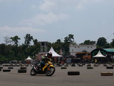 Balikpapan-Doğu Kalimantan Kasım 09.2024 Motosikletçiler Balikpapan Spor ve Kongre Merkezi, Endonezya yol yarışı, Grace yarışı pistinde hızlı virajlara eğiliyor